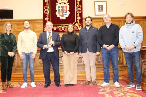El ministro recibió de manos de la edil una réplica de la escultura de Victorio Macho.