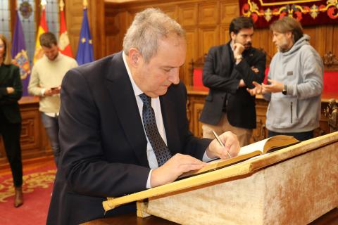 Un momento de la firma en el Libro de Honor.