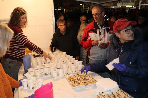 La jornada finalizó con una degustación de caldo y tapas de sardina entre los cientos de palentinos allí congregados.
