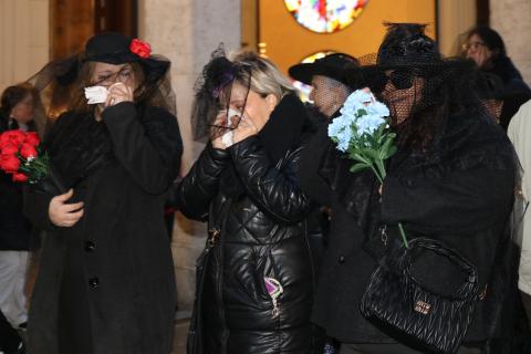 Plañideras por la Calle Mayor durante el Entierro de la Sardina.