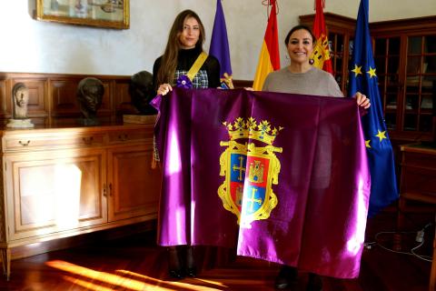 Estela González, recibida por la alcaldesa Miriam Andrés en el despacho de Alcaldía de la Casa Consistorial.