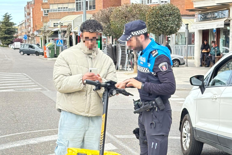 Agente inspecciona un VMP