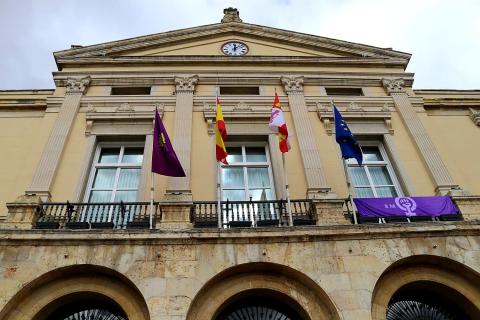 Bandera 8M en la fachada del Ayuntamiento.
