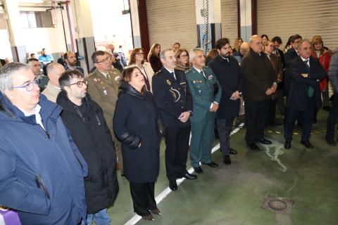 Varios miembros de la corporación municipal asistieron en el parque al acto institucional.