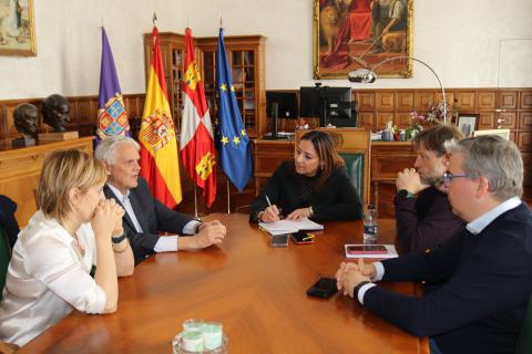 Un momento de la reunión llevada a cabo en el despacho de Alcaldía.