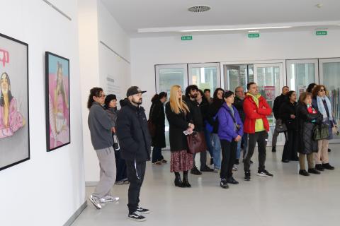 La muestra, formada por 21 obras de gran formato realizadas entre 2025 y 2026, se articula en cuatro bloques expositivos semanales.