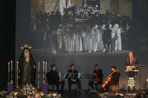 El sonido del tararú ha marcado el inicio del pregón de la Semana Santa de Palencia.