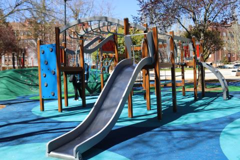 Se ha convertido ya en un punto de referencia para numerosas familias palentinas, atraídas por los novedosos juegos infantiles, algunos de gran tamaño.