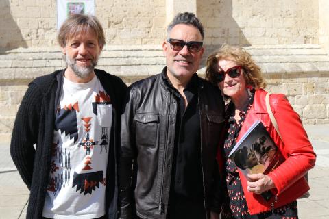 La Plaza de la Inmaculada, la Plaza Mayor, el Paseo del Salón y San Pablo, acogen doce cubos que muestran la exposición del artista musical y fotógrafo Manolo Quijano,