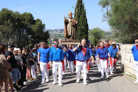 Miembros de la Peña de Santo Toribio del barrio llevaron en andas al Santo hasta el templo donde se ofició la misa.