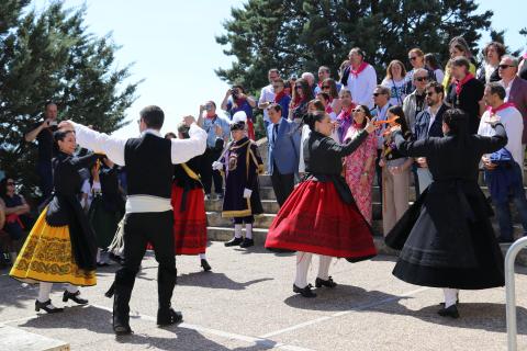 No faltó el grupo de danzas del barrio dando colorido a la romería.