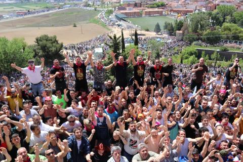 Miles de bolsas de pan y quesillo protagonizan la Romería de Santo Toribio en Palencia.