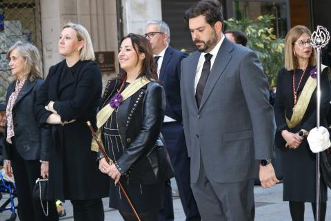 La regidora palentina con la Banda Dorada en la procesión de La Soledad.