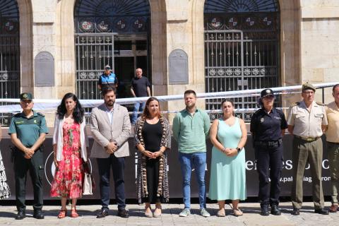 La Plaza Mayor ha acogido un emotivo minuto de silencio en memoria de las personas fallecidas y como muestra de apoyo al pueblo venezolano.