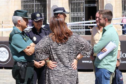 La Plaza Mayor ha acogido un emotivo minuto de silencio en memoria de las personas fallecidas y como muestra de apoyo al pueblo venezolano.