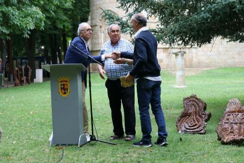 La muestra, que se podrá visitar hasta el 30 de agosto, reúne cerca de 200 obras de 44 artistas (30 pintores, 12 escultores y dos ceramistas).