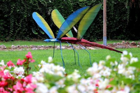 La muestra, que se podrá visitar hasta el 30 de agosto, reúne cerca de 200 obras de 44 artistas (30 pintores, 12 escultores y dos ceramistas).