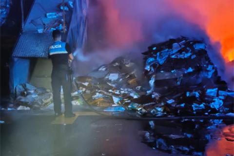 Agente interviniendo en el incendio