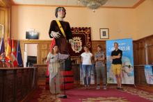 La recuperación de los festivales ‘A Concejo’ y de Heavy Metal así como la potenciación de la Muestra de Artistas de Calle (MAC) y el acercamiento de las fiestas a los barrios, marcan el programa de los sanantolines.