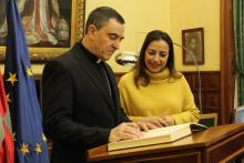 Mikel Garciandía ha firmado en el libro de honor del Consistorio capitalino.