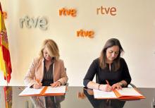 Elena Sánchez Caballero y Miriam Andrés durante la firma del convenio.