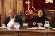 Carlos Hernández y Miriam Andrés durante la celebración del pleno extraordinario.