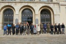 Un momento del minuto de silencio a las puertas del Consistorio capitalino.
