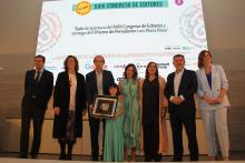 Foto de familia con el premiado, Isaías Lafuente. 