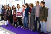 La alcaldesa y varios miembros de la Corporación municipal posan junto a su familia.