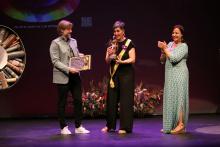 Un momento de la entrega del Cristo y de la Banda Dorada  en el Teatro Principal.