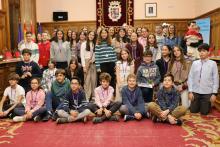 Foto de familia de los niños y niñas participantes en el Pleno Infantil.