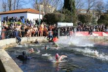 El Chapuzón Navideño reúne en la Dársena del Canal a más de mil personas por una buena causa 