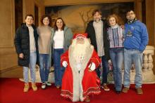 Alcaldesa y concejales posan junto a Papá Noel. 