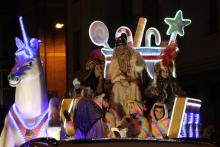 Durante el recorrido, que dará comienzo a las 18:30 h de la calle Isaac Peral hasta llegar a la Plaza Mayor, se repartirán 1.500 kilos de caramelos y 7.000 obsequios. La Cabalgata contará con seis carrozas, 600 figurantes y seis espectáculos de animación en la noche más especial del año. 