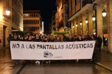 Minutos antes el pleno aprobaba por unanimidad acudir a los tribunales para impugnar el muro con el que el administrador ferroviario pretende aumentar la división de la ciudad.