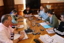 También se ha declarado desierto el contrato para la ejecución de las obras incluidas en el proyecto de mejoras puntuales de accesibilidad y acerado, por falta de licitadores.