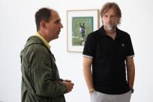 El concejal de Identidad Cultural, Francisco Fernández, acompañó a Viñas en la inauguración de la exposición.