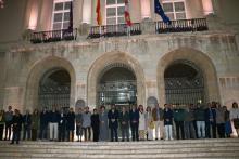 Un momento del minuto de silencio celebrado a las puertas de la Casa Consistorial. 