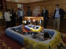 Imagen Rocío Cortés con una papeleta sellada en 'Paula Tejedo' se alza con el primer premio del tradicional sorteo 'Un día entre 10.000  euros'