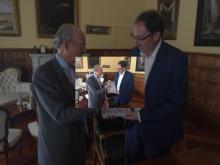 Imagen El Alcalde comprometió con el presidente del Comité Ejecutivo del Homenaje Universal al Español su apuesta por convertir Palencia en lugar de referencia para su aprendizaje