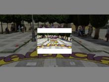 Imagen Homenaje al Cristo del Otero con una alfombra floral de 90 metros cuadrados realizada con más de 2.000 claveles y otros materiales por la Asociación de Alfombristas de Carrión de los Condes