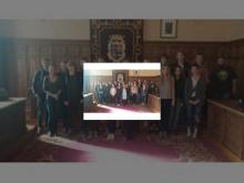 Imagen Estudiantes daneses de intercambio en el IES Victorio Macho visitan el Ayuntamiento de la capital