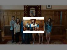 Imagen El Alcalde recibió al grupo de alumnos que han desarrollado la primera bebida isotónica con agua de mar como base