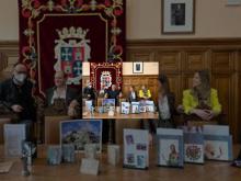 Imagen A la venta en los centros turísticos municipales la nueva línea de merchandising impulsada por el Ayuntamiento y diseñada por artistas palentinos