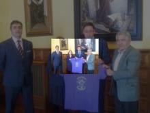 Imagen El Alcalde recibió de los responsables de ASPANIS su carnet para participar en la XXV Marcha Solidaria